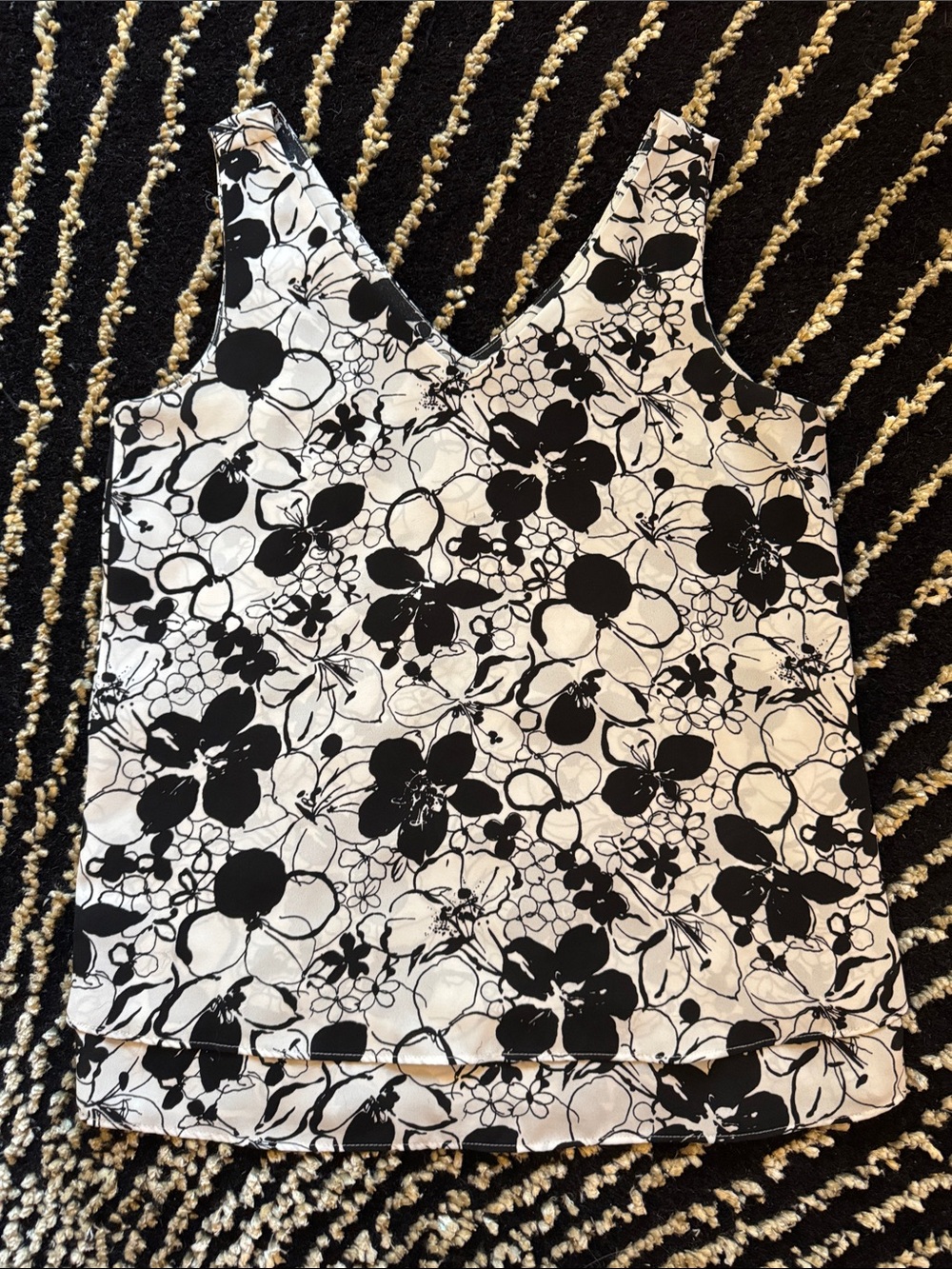 EUC Ann Taylor Black & White Floral V-Neck Women’s Tank Top